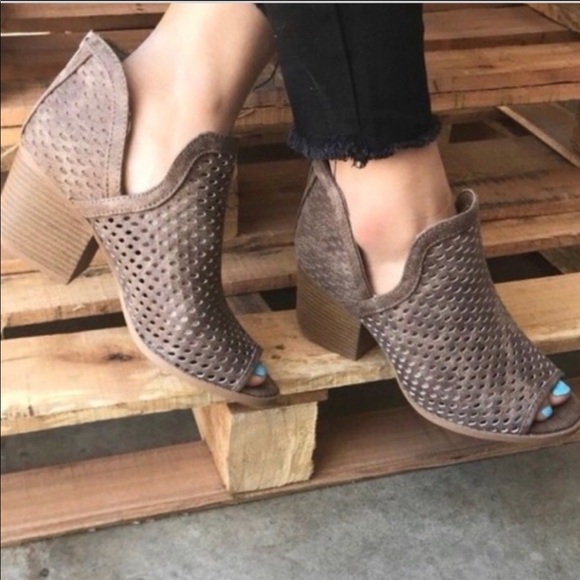 Kara and Kate Shoes - 🍁FALL READY🍁Dark Taupe Vegan Suede Ankle Booties